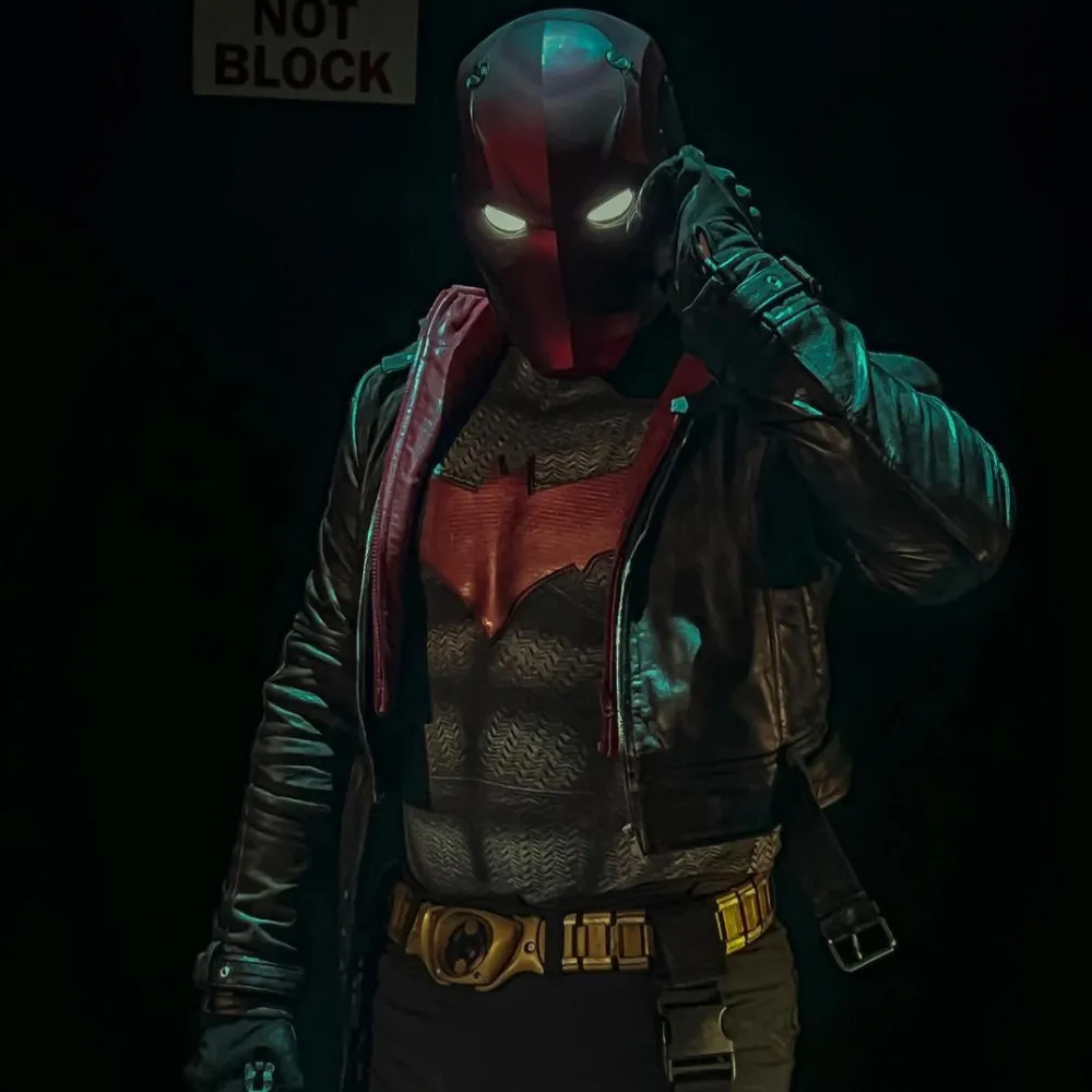 Red Hood Black Jacket - Image 4